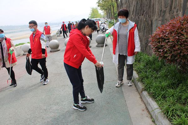 第一地質(zhì)隊機關黨支部開展“珍惜水資源,愛護漢江河”.jpg